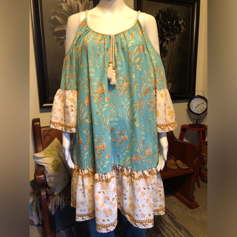 Women’s CLEO Petites Boho Teal Floral Cold-Shoulder Tunic with Cream Accents
EUC